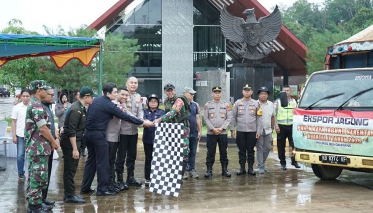 Bengkayang Exports 100 Tons of Corn to Malaysia via Jagoi Babang Border Post