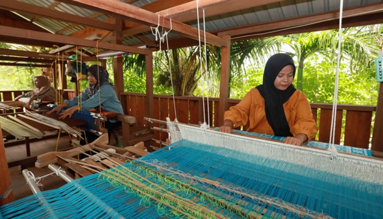Aceh&rsquo;s Traditional Songket Textiles Successfully Reach National and International Markets