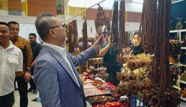 Minister of Trade Emphasizes Government's Commitment to Supporting Local Industries and Crafts