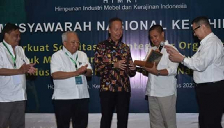 Minister of Industry Asks Furniture and Handicraft Industry to Expand Export Market