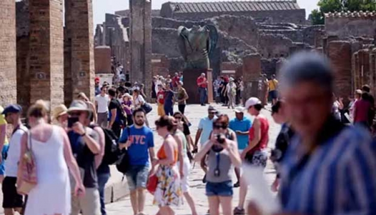 Foreign Visitors Boost Tourism in Italy: +4% Naples Registers 85% Room Occupancy in August