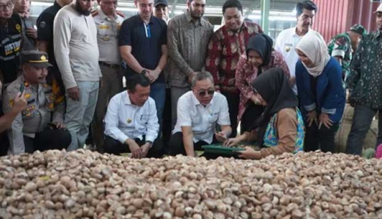 Trade Minister Flags Off Jambi's Areca Nut Exports to Saudi Arabia and Bangladesh