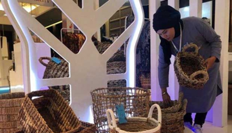 Novita Kebumen Entrepreneur Conjures Banana Fronds Into Various Crafts, Translucent to Export