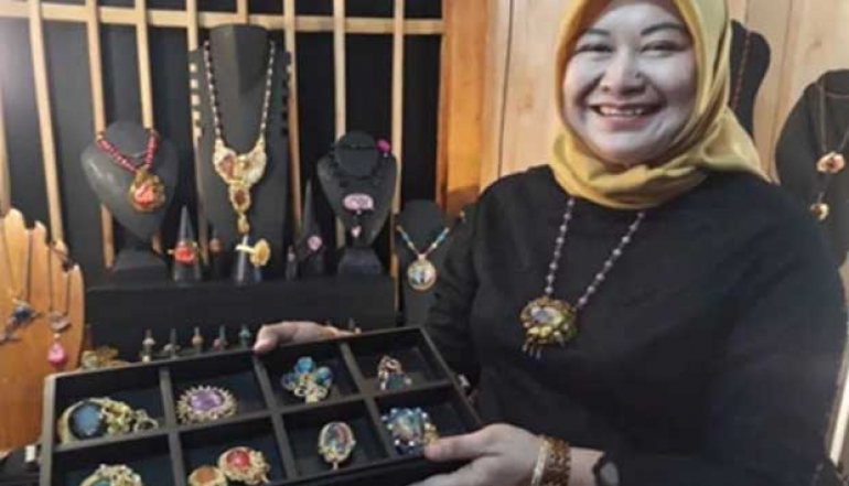 Pacitan's Gemstone Craftsmanship Penetrates Export Market